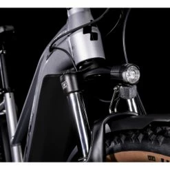 VTT Électrique Semi-Rigide Cube Reaction Hybrid Performance 500 Allroad Trapeze Shimano Alivio 9V 500 Wh 29'' Argent Polar 2022 21 VTT Électrique Semi-Rigide Cube Reaction Hybrid Performance 500 Allroad Trapeze Shimano Alivio 9V 500 Wh 29'' Argent Polar 2022 -Tout le Vélo Électrique Soldes unnamed file 2079