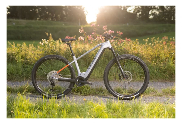 VTT Électrique Semi-Rigide Cube Reaction Hybrid SL 750 Shimano Deore/XT 12V 750 Wh 29'' Argent / Orange 2022 4 VTT Électrique Semi-Rigide Cube Reaction Hybrid SL 750 Shimano Deore/XT 12V 750 Wh 29'' Argent / Orange 2022 – Image 2